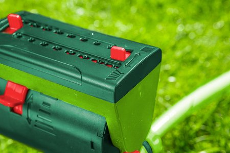 Zraszacz oscylacyjny z wielokierunkową regulacją zasięgu, powierzchnia zraszania do 208 m2