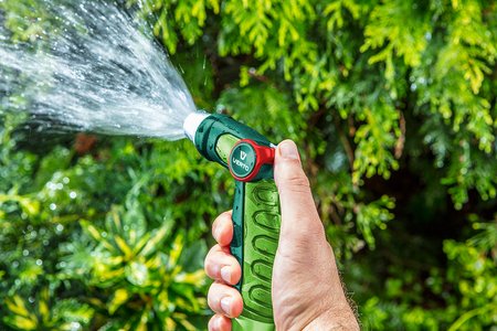 Zraszacz pistoletowy regulowany z płynna regulacją strumienia