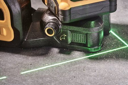 LASER LINIOWY 3-PŁASZCZYZNOWY 12/18V  ZIE. WIĄZKA XR 1*2.0AH