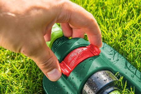 Zraszacz oscylacyjny, powierzchnia zraszania 12x18 m, 16 dyszy zraszających, igła do udrażniania dysz