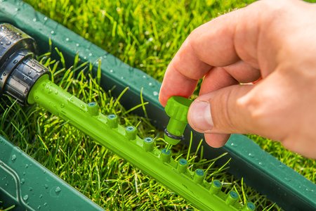 Zraszacz oscylacyjny, powierzchnia zraszania 12x18 m, 16 dyszy zraszających, igła do udrażniania dysz