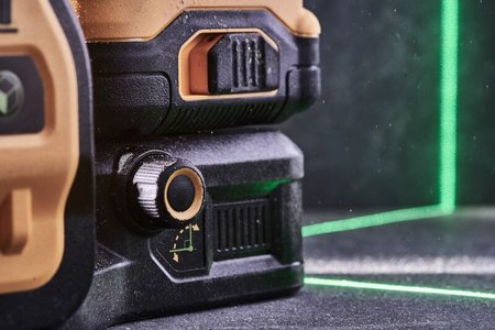 LASER LINIOWY 3-PŁASZCZYZNOWY 12/18V  ZIELONA WIĄZKA XR 0*AH