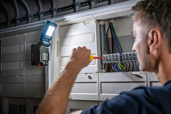 Bosch GLI 18V-800 Professional lampa akumulatorowa LED 800 lm (solo)