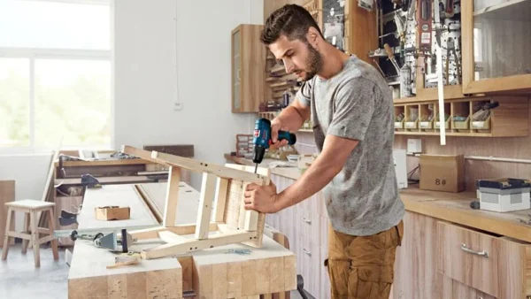 Bosch GSR 120-LI Professional wiertarko-wkrętarka 12 V 2×2,0 Ah + lampa GLI 12V-300 Bosch GSR 120-LI Professional wiertarko-wkrętarka 12 V 2×2,0 Ah + lampa GLI 12V-300