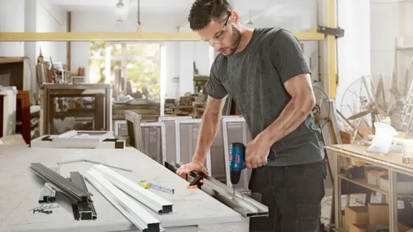 Bosch GSR 120-LI Professional wiertarko-wkrętarka 12 V 2×2,0 Ah + lampa GLI 12V-300 Bosch GSR 120-LI Professional wiertarko-wkrętarka 12 V 2×2,0 Ah + lampa GLI 12V-300