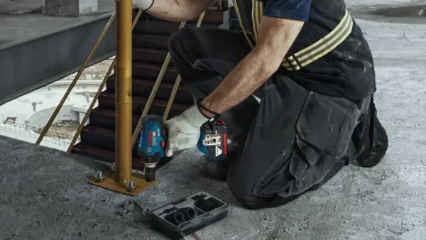 Bosch zestaw 18 V: klucz udarowy GDS 18V-400 + wiertarko-wkrętarka GSB 18V-50, akumulatory 2,0 + 5,0 Ah