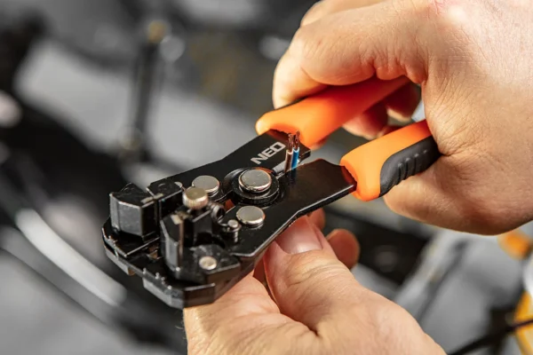 NEO TOOLS automatyczny ściągacz izolacji 200 mm czołowy NEO TOOLS automatyczny ściągacz izolacji 200 mm czołowy