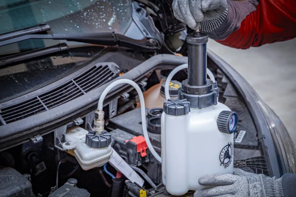 BGS 71049 zestaw do odpowietrzania układu hamulcowego i sprzęgła, 2,5 l