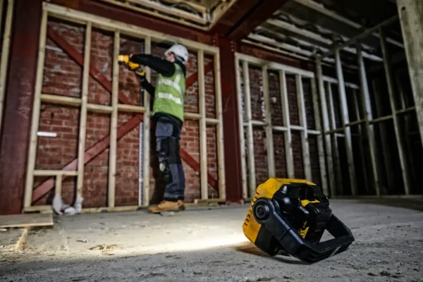 DeWALT DCL077 kompaktowa lampa LED 18 V XR 2000 lm (solo)