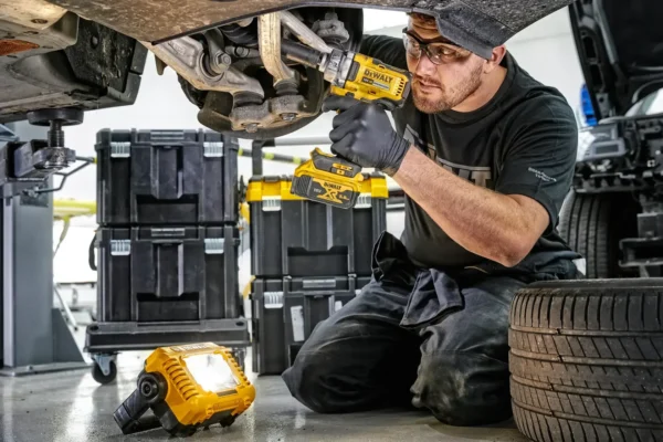 DeWALT DCL077 kompaktowa lampa LED 18 V XR 2000 lm (solo)