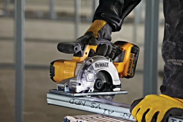 DEWALT DCS373N pilarka tarczowa do metalu 18 V 140/43 mm
