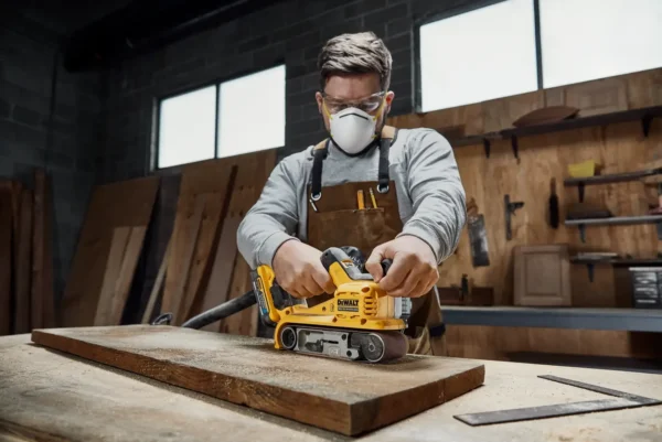 DEWALT DCW220N szlifierka taśmowa 18 V 75×533 mm DEWALT DCW220N szlifierka taśmowa 18 V 75×533 mm