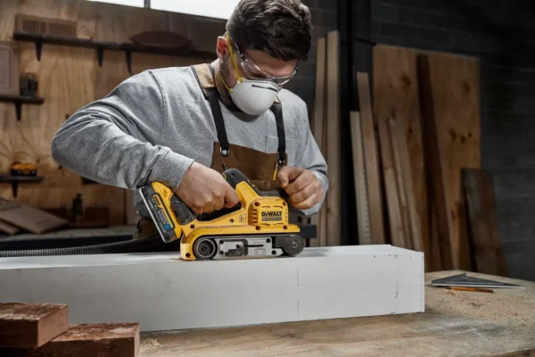 DEWALT DCW220N szlifierka taśmowa 18 V 75×533 mm DEWALT DCW220N szlifierka taśmowa 18 V 75×533 mm