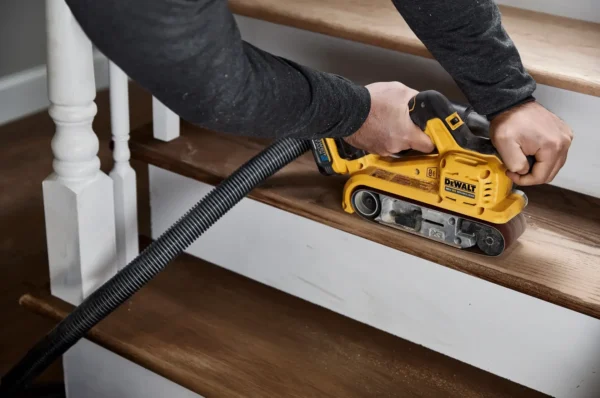 DEWALT DCW220N szlifierka taśmowa 18 V 75×533 mm DEWALT DCW220N szlifierka taśmowa 18 V 75×533 mm