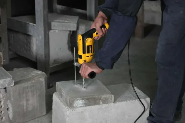 DeWALT DWD024 wiertarka udarowa 701 W 13 mm