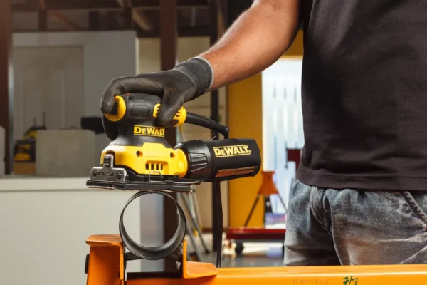 DEWALT DWE6411-QS szlifierka oscylacyjna 1/4 arkusza 230 W DEWALT DWE6411-QS szlifierka oscylacyjna 1/4 arkusza 230 W